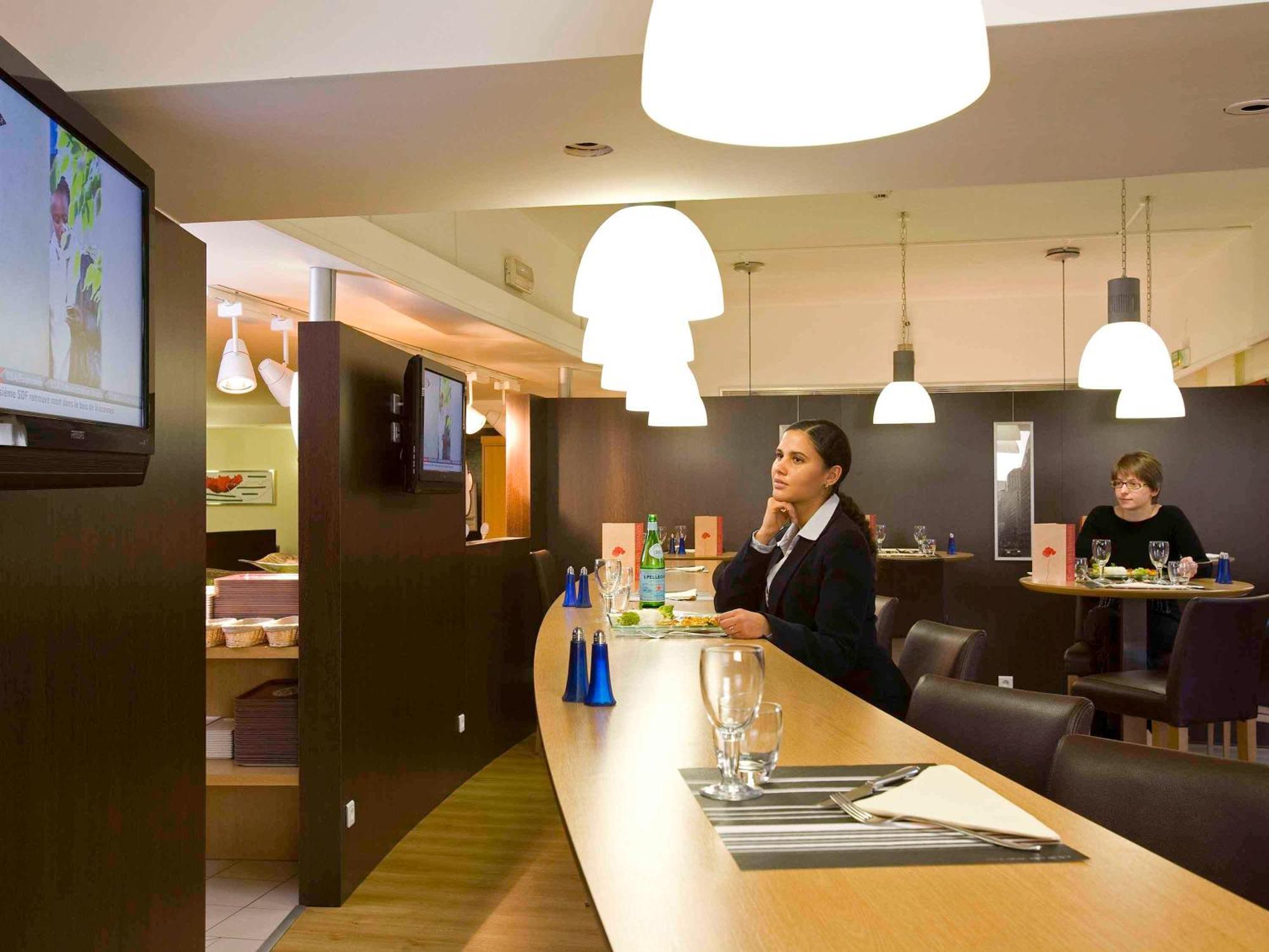 Hotel Ibis Paris Le Bourget La Courneuve Exterior foto