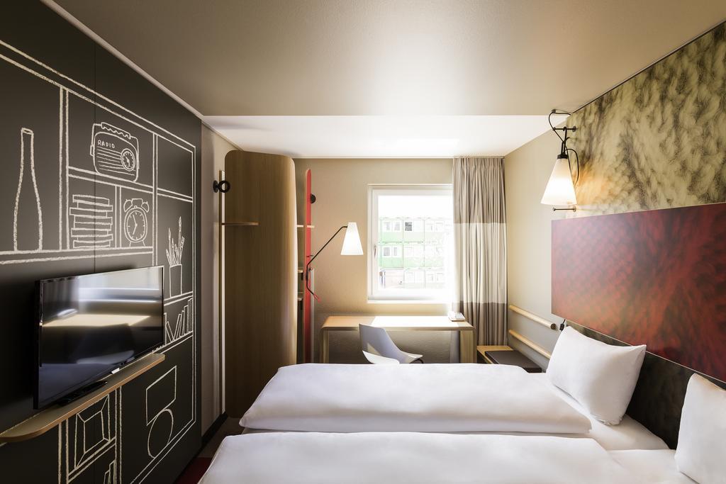 Hotel Ibis Paris Le Bourget La Courneuve Exterior foto